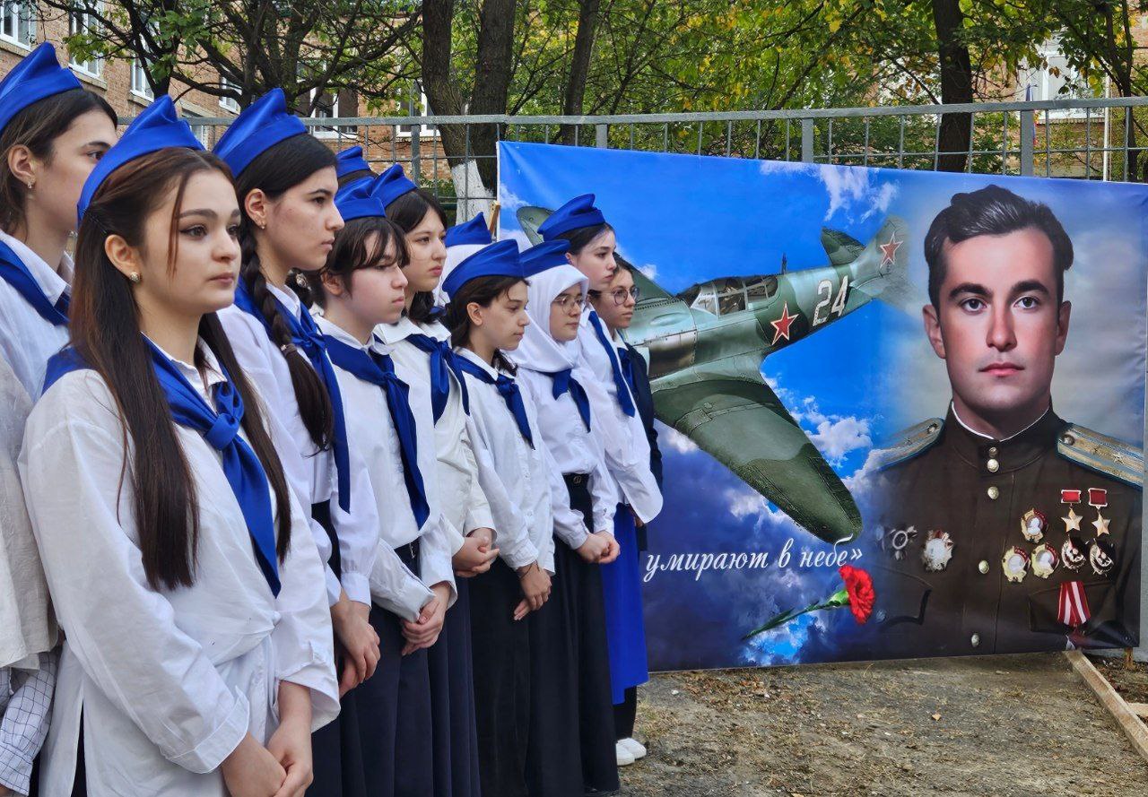 В Академическом лицее открыли бюст Амет-Хана Султана